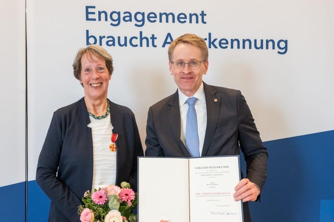 Verleihung Bunsdesverdienstmedaille für Dr. Telse Stoy